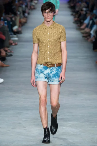 Look 18